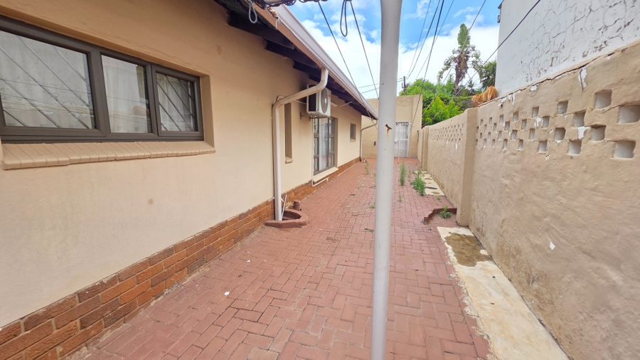 To Let 6 Bedroom Property for Rent in Laudium Gauteng