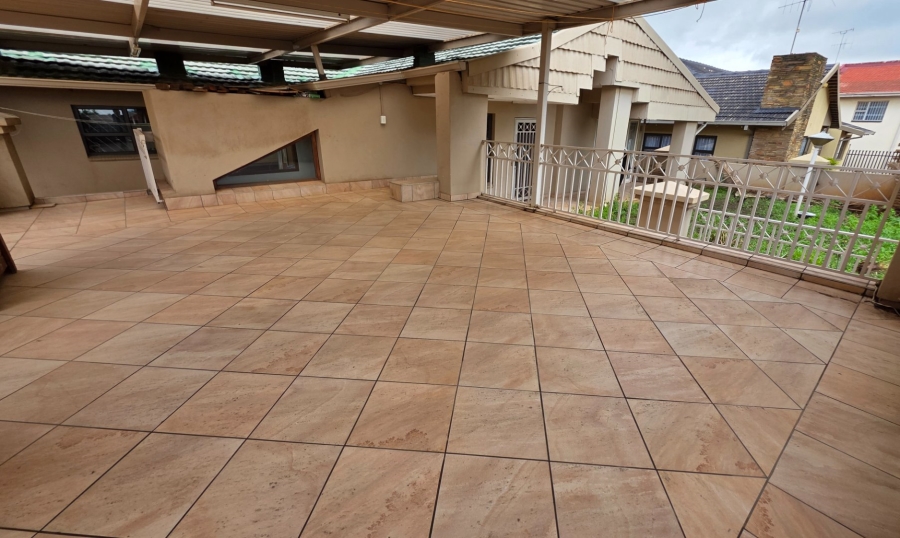 To Let 6 Bedroom Property for Rent in Laudium Gauteng