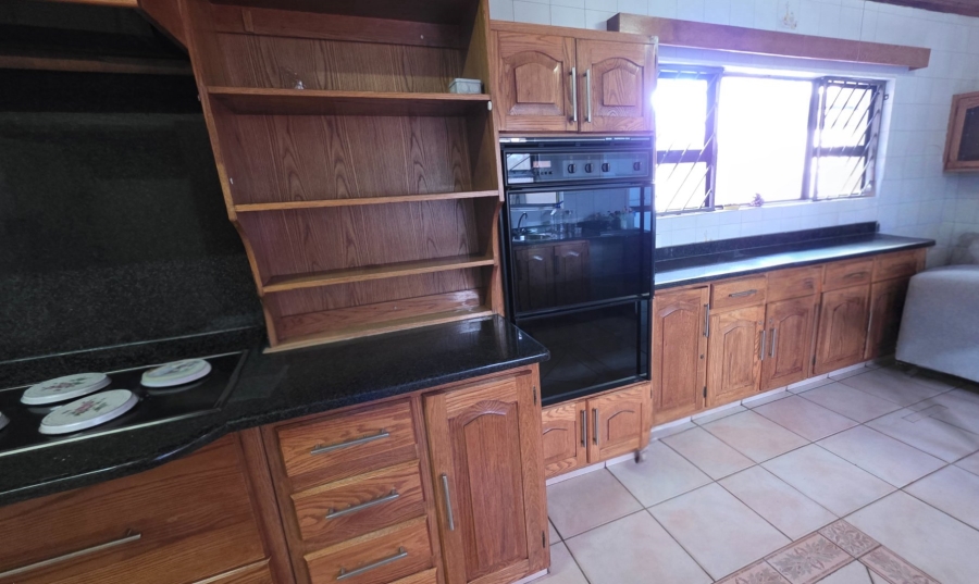 To Let 6 Bedroom Property for Rent in Laudium Gauteng