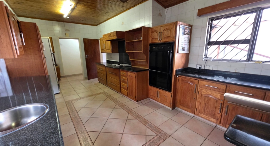 To Let 6 Bedroom Property for Rent in Laudium Gauteng