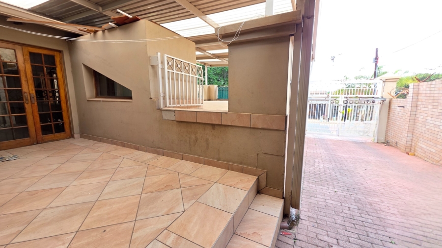 To Let 6 Bedroom Property for Rent in Laudium Gauteng