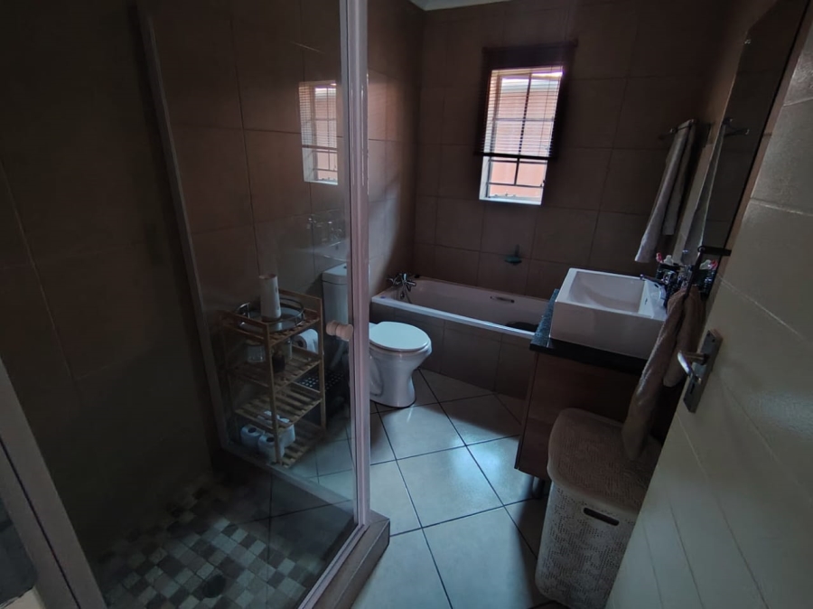 3 Bedroom Property for Sale in Monavoni Gauteng