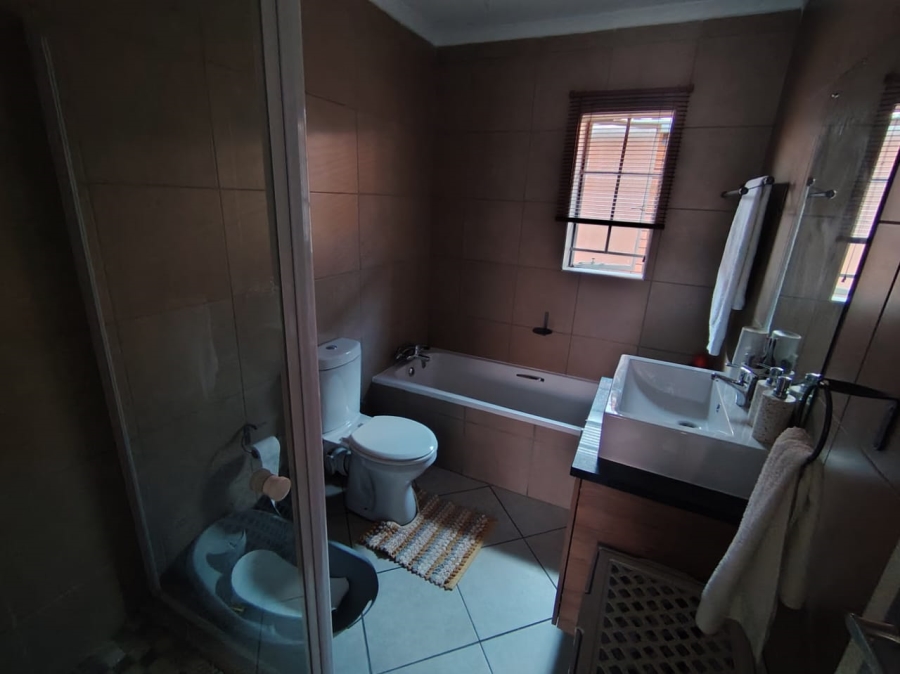 3 Bedroom Property for Sale in Monavoni Gauteng