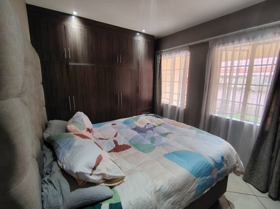 2 Bedroom Property for Sale in Monavoni Gauteng