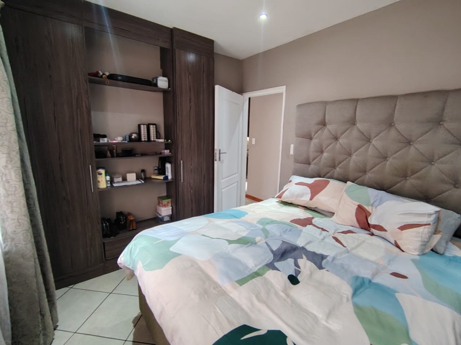 2 Bedroom Property for Sale in Monavoni Gauteng