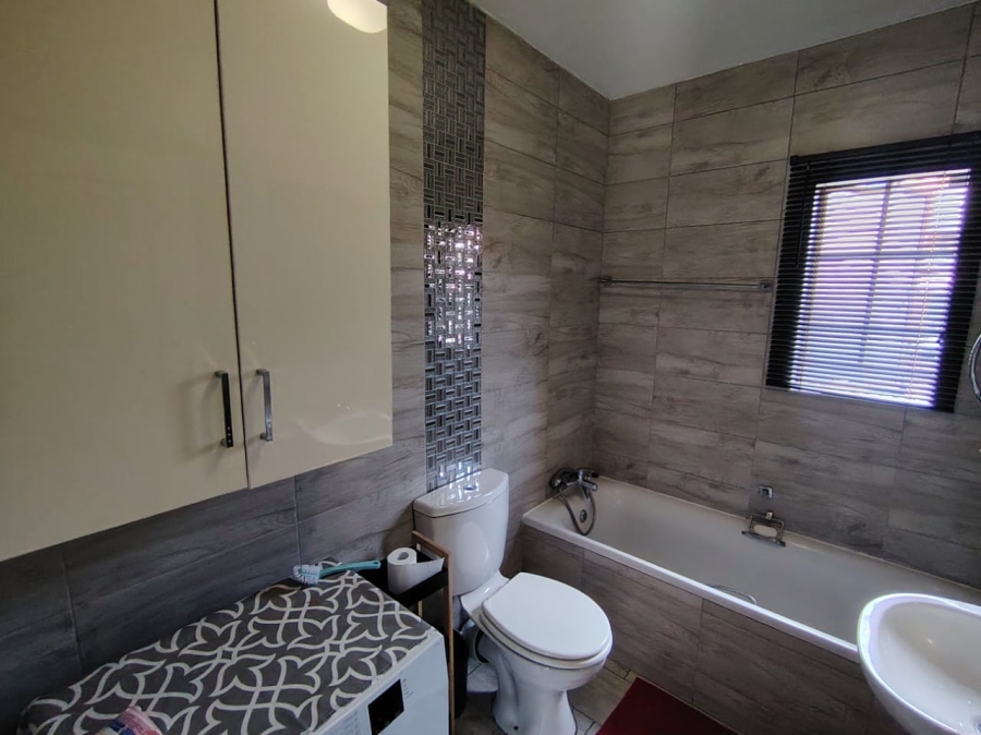 2 Bedroom Property for Sale in Monavoni Gauteng