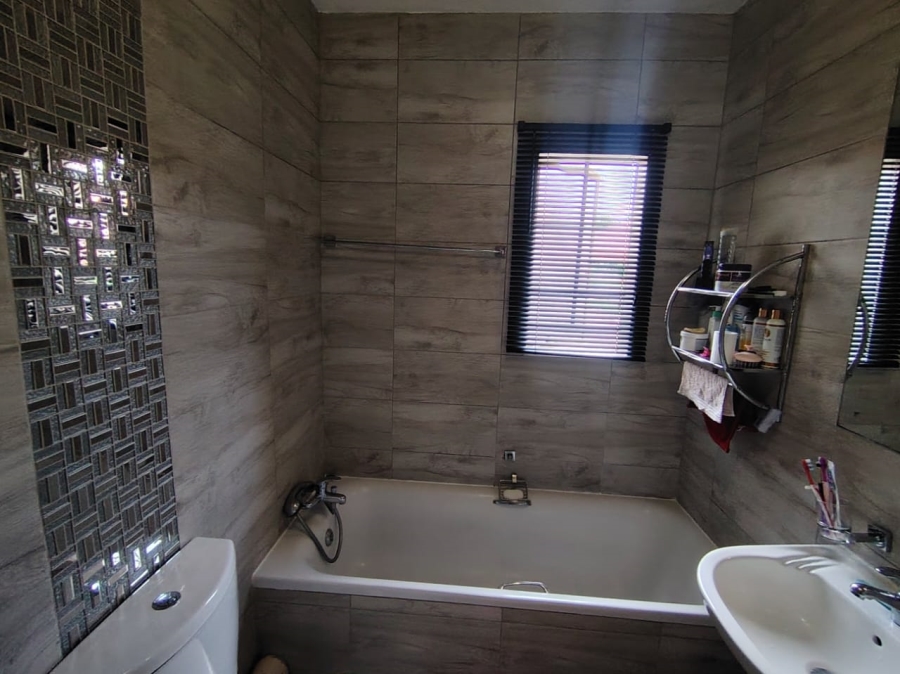 2 Bedroom Property for Sale in Monavoni Gauteng