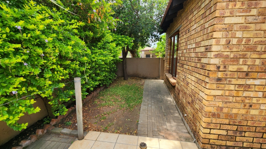 2 Bedroom Property for Sale in The Reeds Gauteng