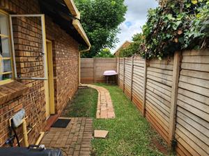 2 Bedroom Property for Sale in Rooihuiskraal North Gauteng
