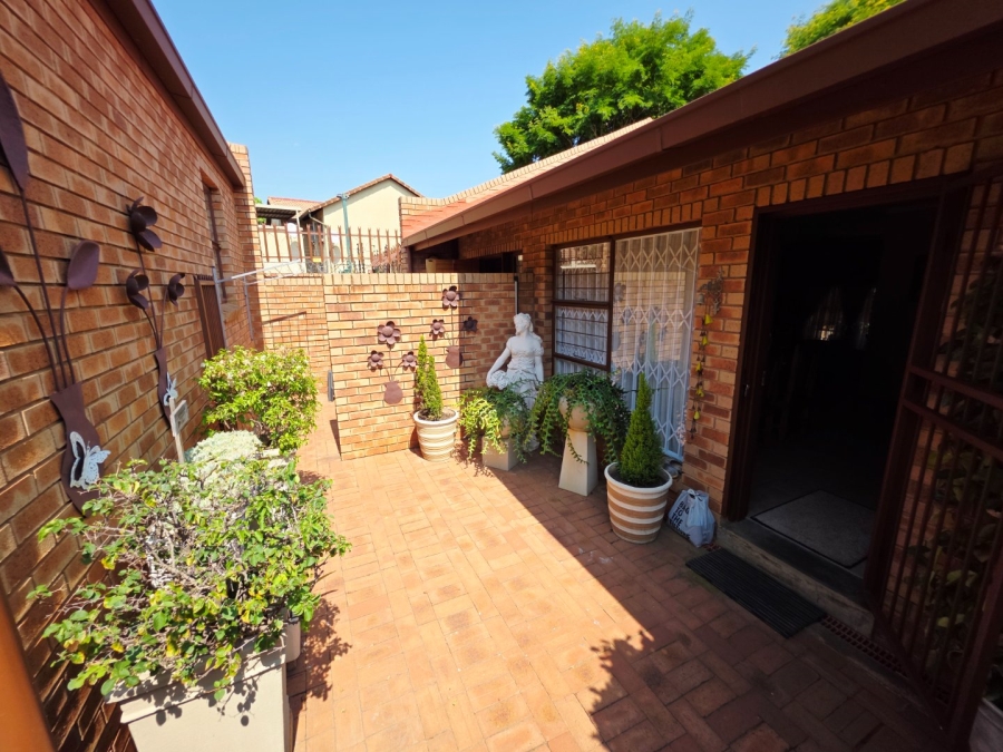 3 Bedroom Property for Sale in La Montagne Gauteng