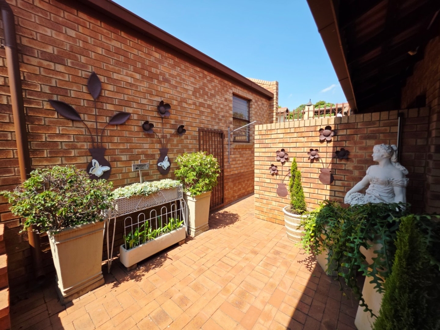 3 Bedroom Property for Sale in La Montagne Gauteng