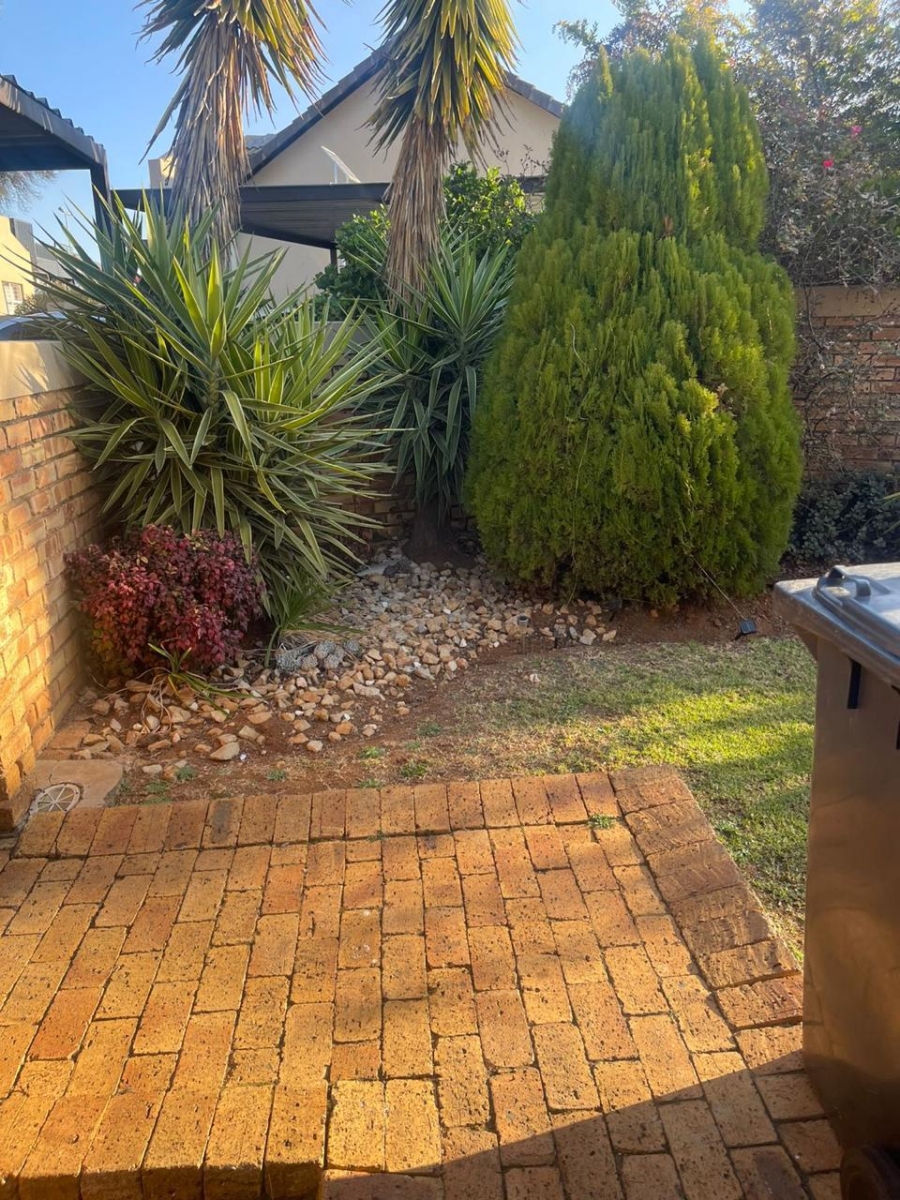 To Let  Bedroom Property for Rent in Heuwelsig Estate Gauteng