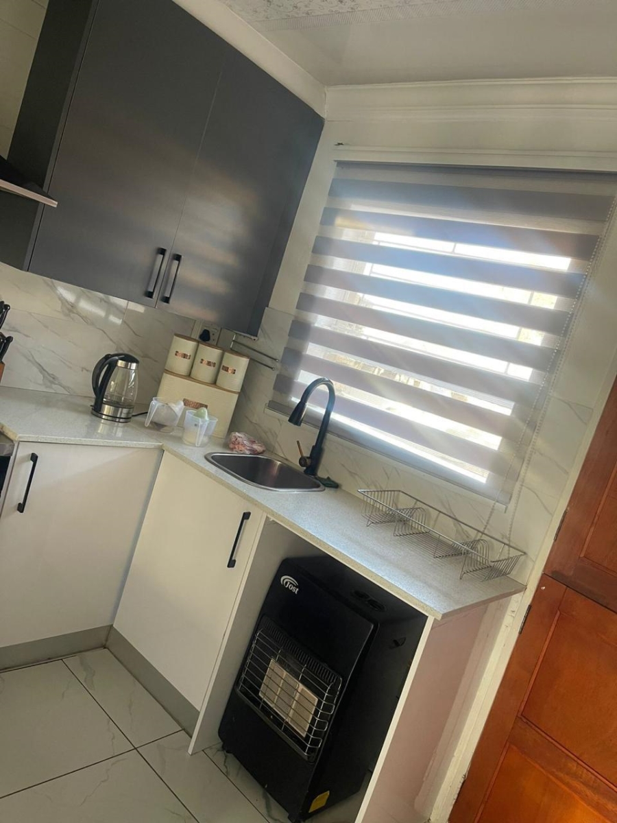 To Let  Bedroom Property for Rent in Heuwelsig Estate Gauteng