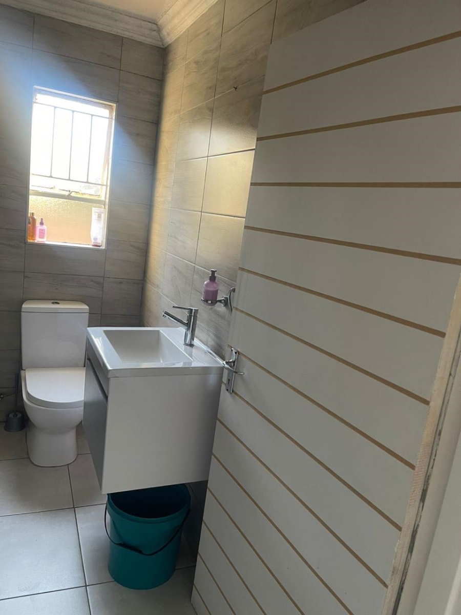 To Let  Bedroom Property for Rent in Heuwelsig Estate Gauteng