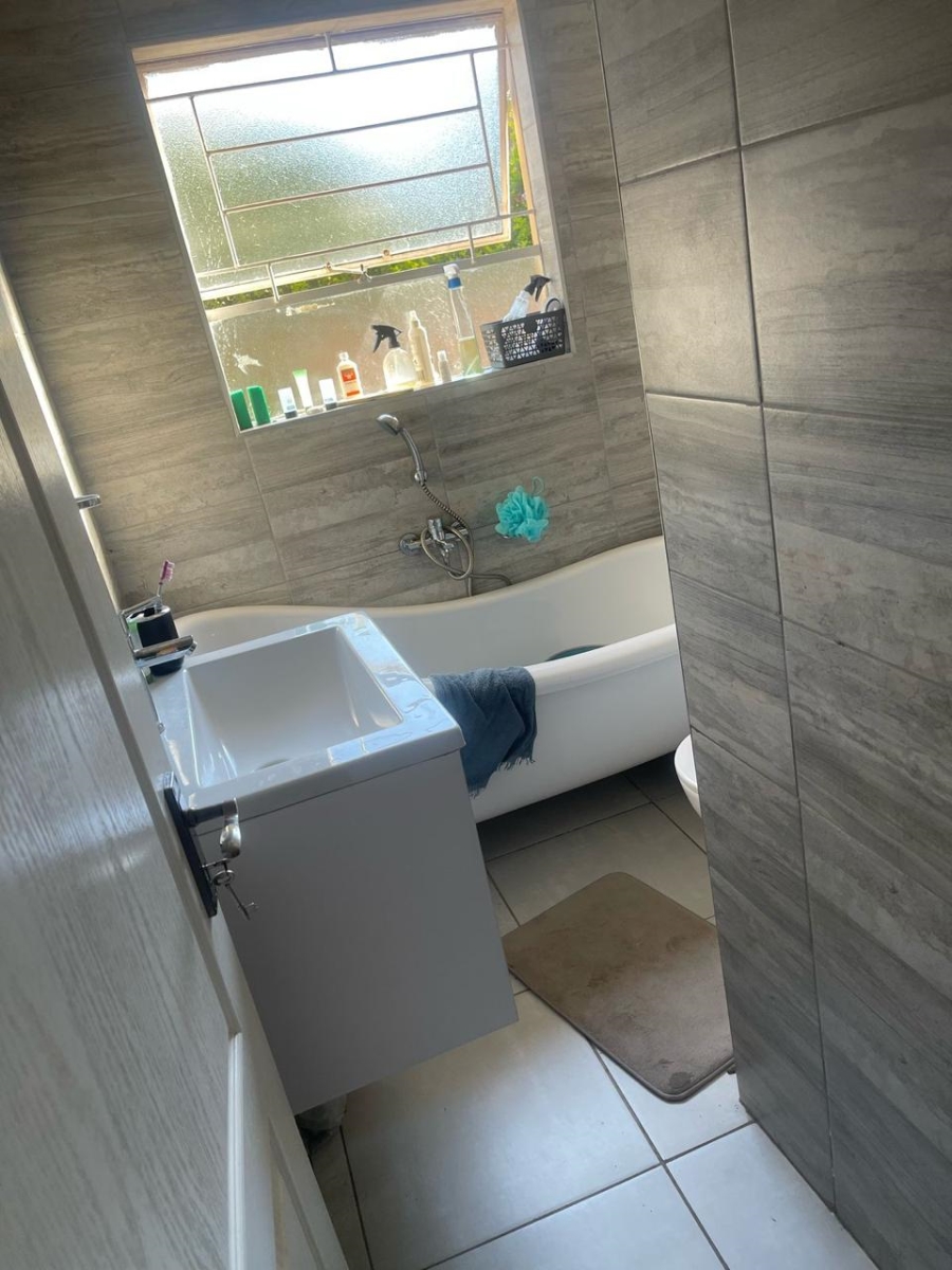 To Let  Bedroom Property for Rent in Heuwelsig Estate Gauteng