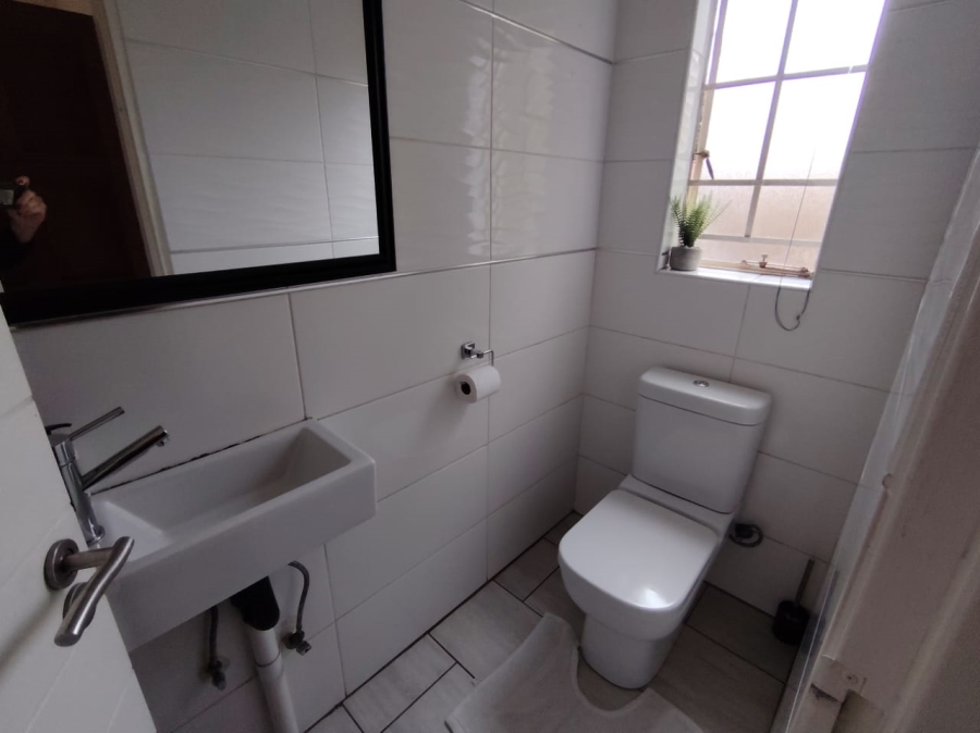 To Let 3 Bedroom Property for Rent in Heuwelsig Estate Gauteng