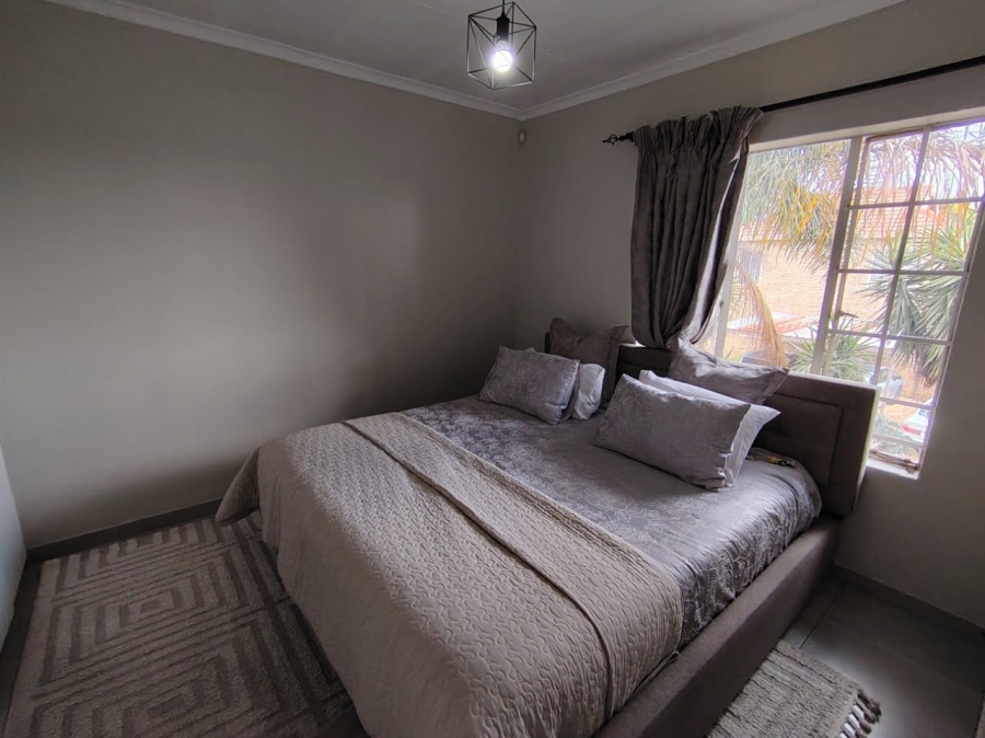 To Let 3 Bedroom Property for Rent in Heuwelsig Estate Gauteng