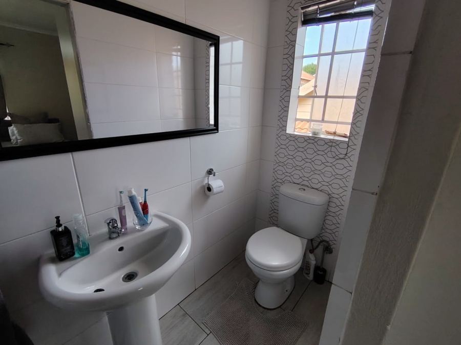 To Let 3 Bedroom Property for Rent in Heuwelsig Estate Gauteng