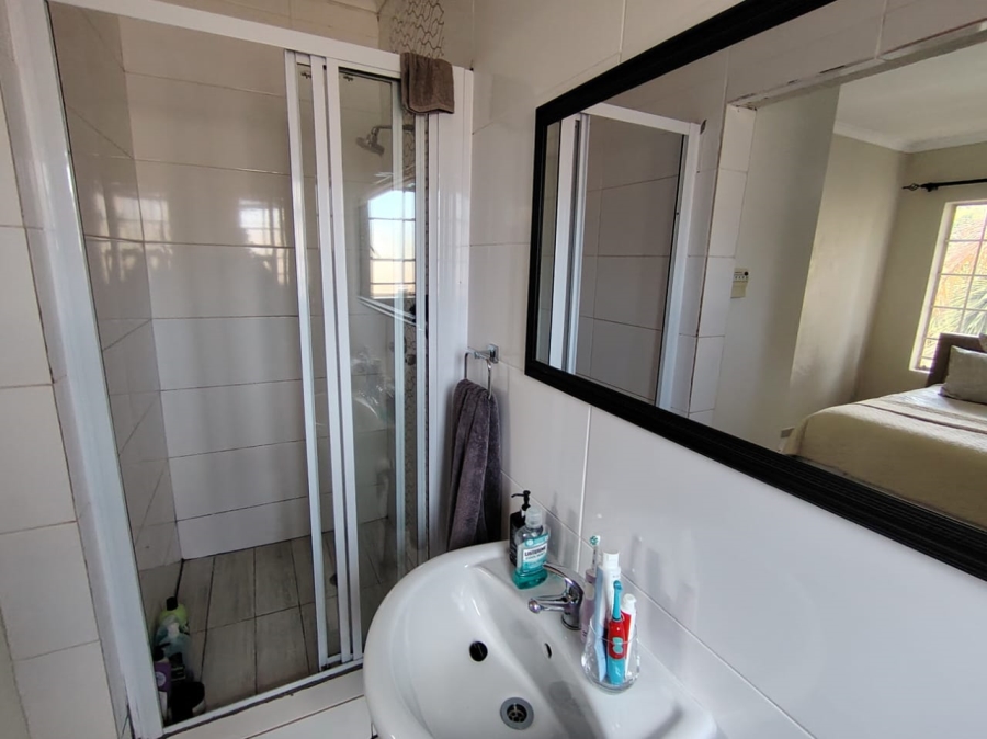 To Let 3 Bedroom Property for Rent in Heuwelsig Estate Gauteng