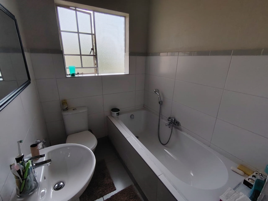 To Let 3 Bedroom Property for Rent in Heuwelsig Estate Gauteng