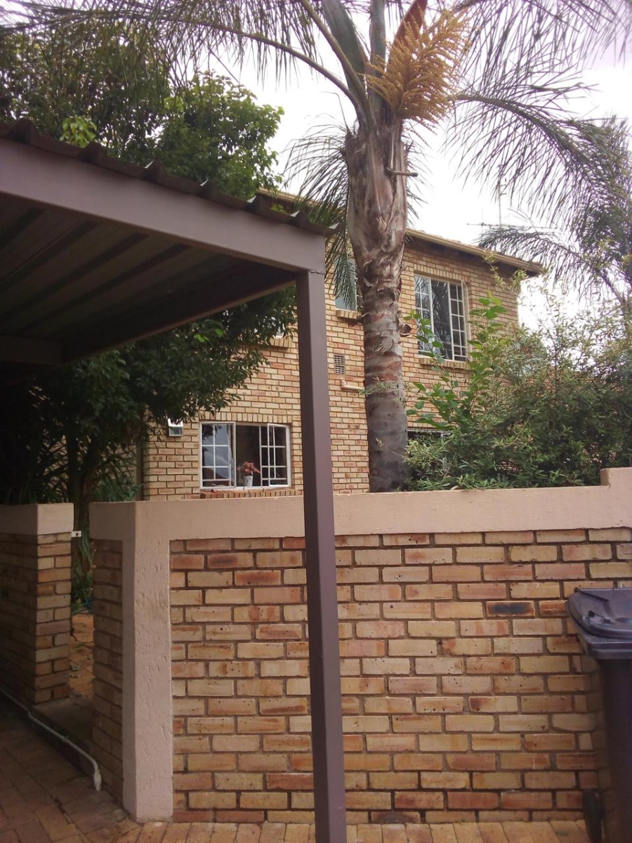 To Let 3 Bedroom Property for Rent in Heuwelsig Estate Gauteng