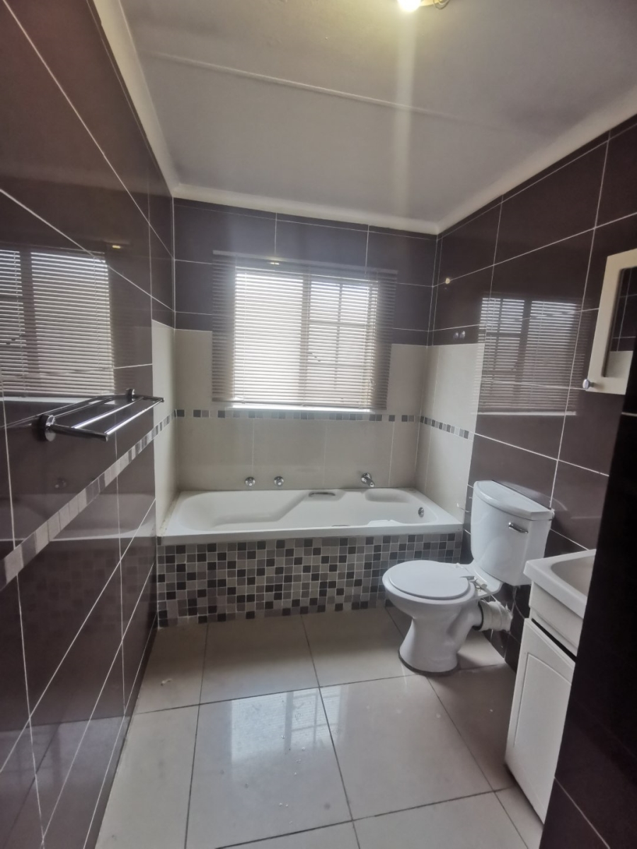 To Let 2 Bedroom Property for Rent in Buccleuch Gauteng