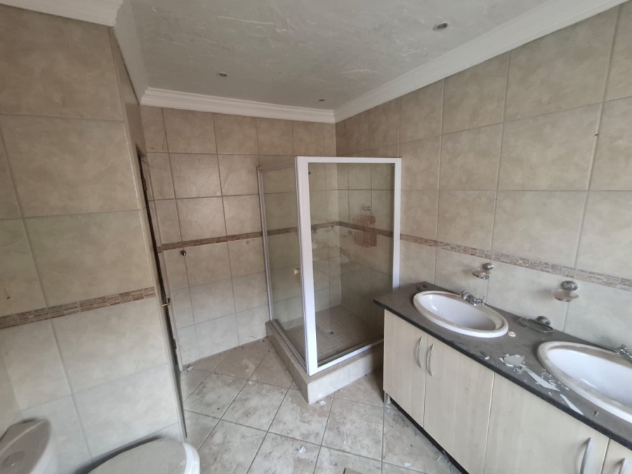  Bedroom Property for Sale in Amorosa Gauteng