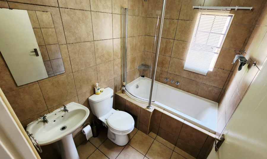 2 Bedroom Property for Sale in Noordwyk Gauteng