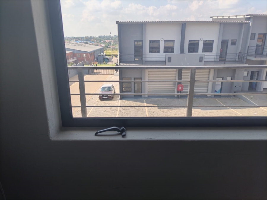 To Let  Bedroom Property for Rent in Clayville Industria Gauteng