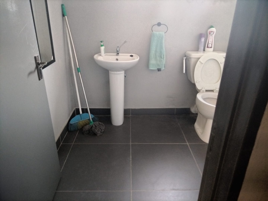 To Let  Bedroom Property for Rent in Clayville Industria Gauteng