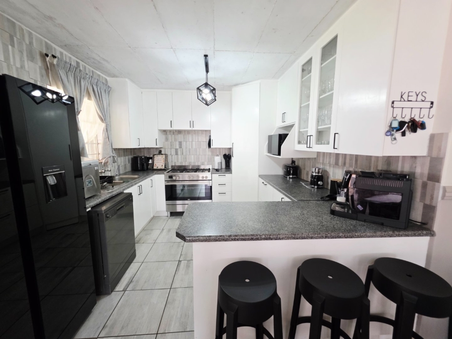 4 Bedroom Property for Sale in Equestria Gauteng