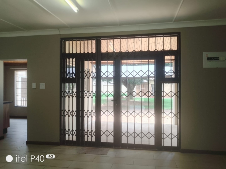 3 Bedroom Property for Sale in Sonneveld Gauteng