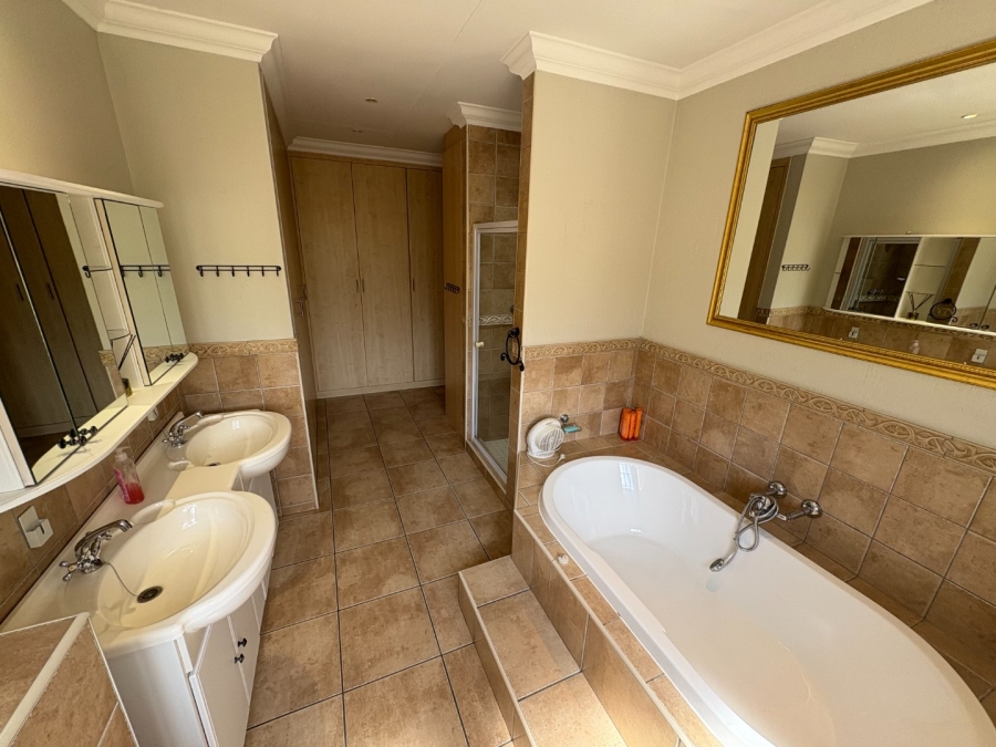 4 Bedroom Property for Sale in Garsfontein Gauteng