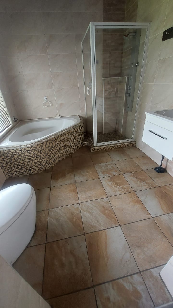  Bedroom Property for Sale in Freeway Park Gauteng