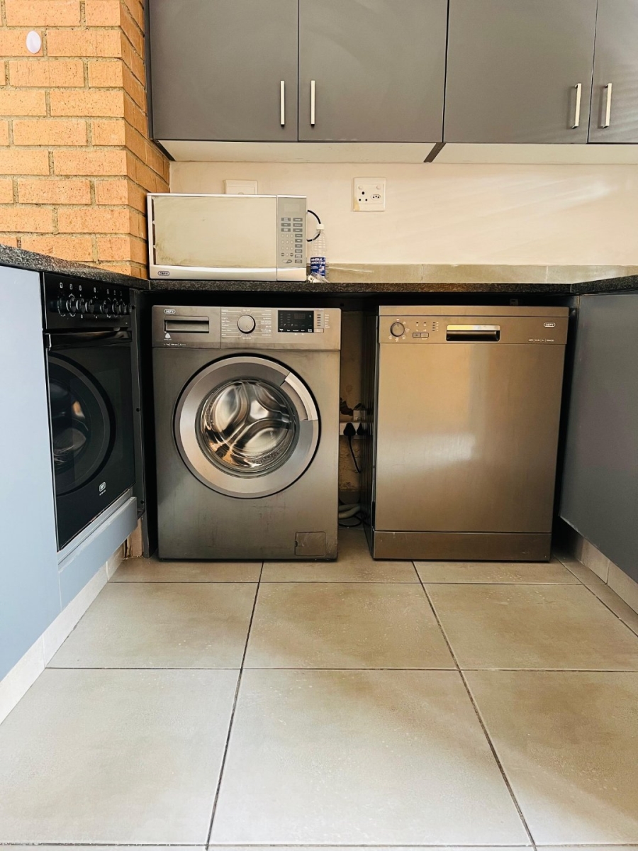To Let 2 Bedroom Property for Rent in Waterfall Gauteng