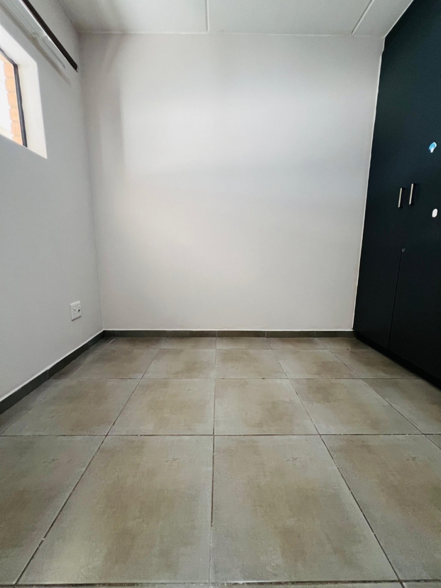 To Let 2 Bedroom Property for Rent in Waterfall Gauteng