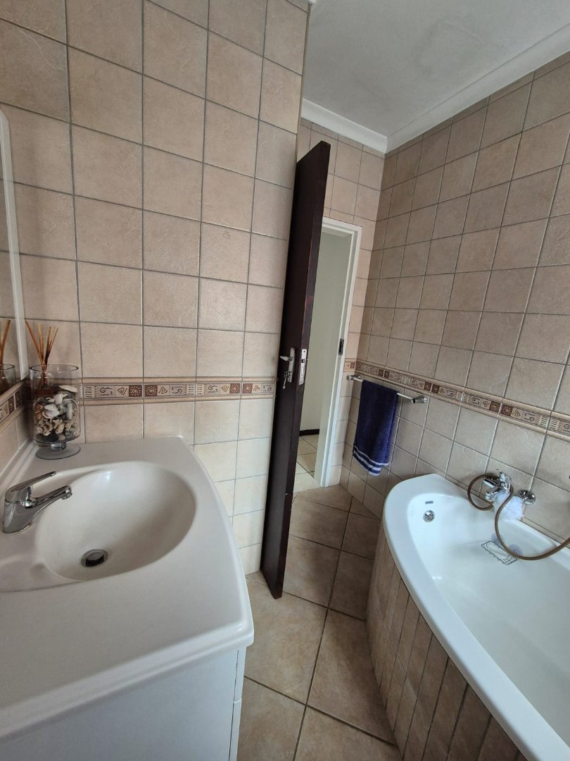 3 Bedroom Property for Sale in Rooihuiskraal Gauteng