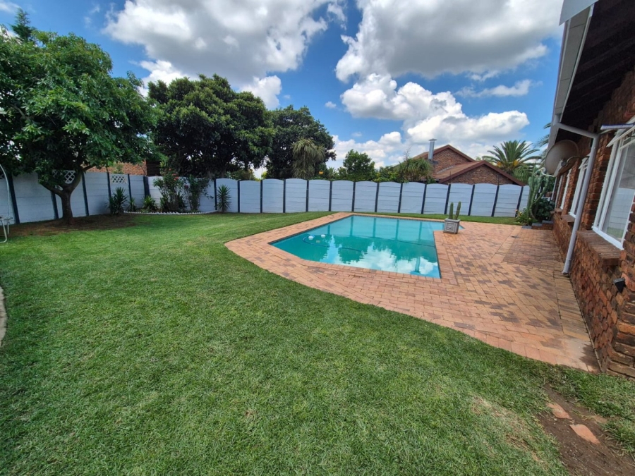 3 Bedroom Property for Sale in Rooihuiskraal Gauteng