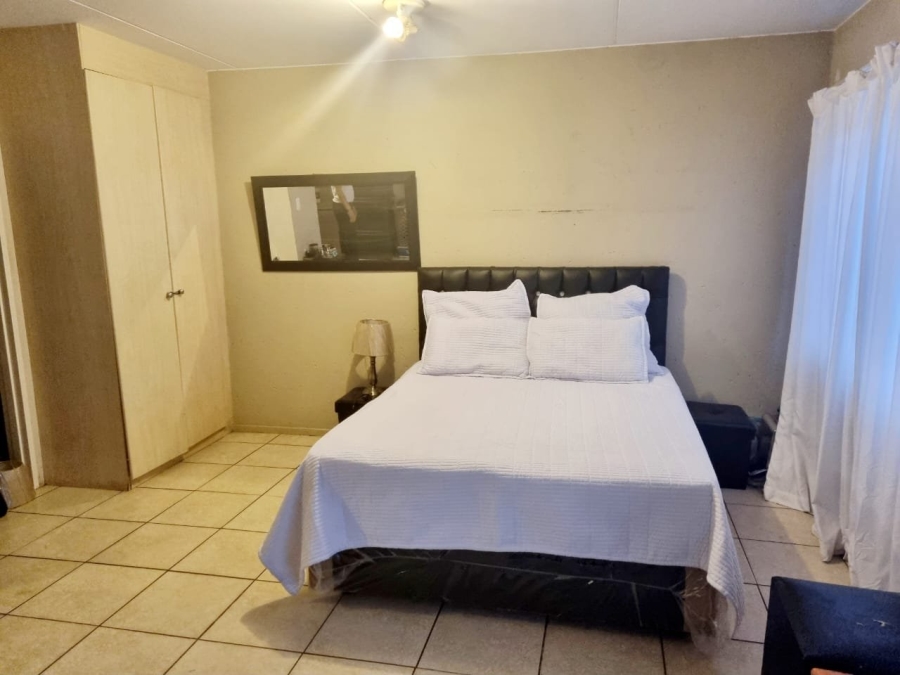 To Let 1 Bedroom Property for Rent in Klippoortje Gauteng