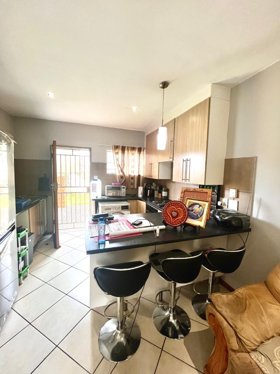 2 Bedroom Property for Sale in Monavoni Gauteng