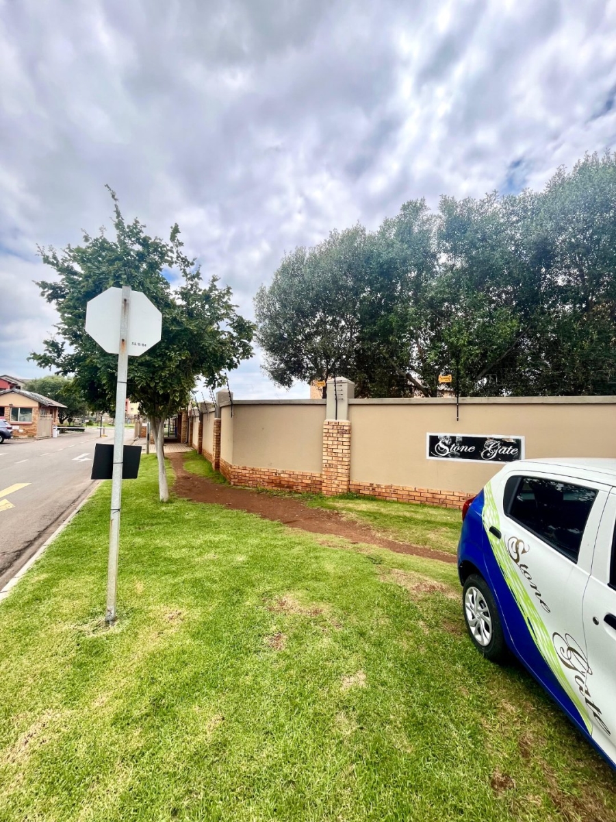 2 Bedroom Property for Sale in Monavoni Gauteng