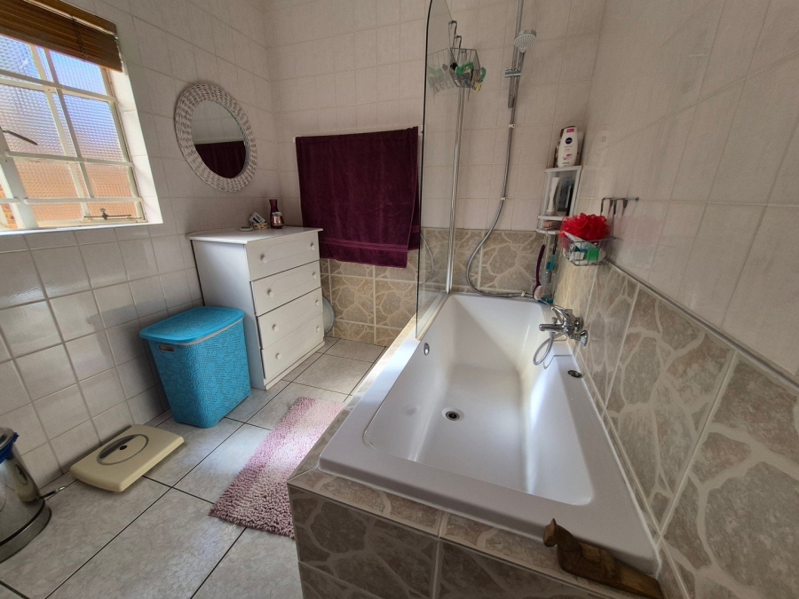 5 Bedroom Property for Sale in The Reeds Gauteng