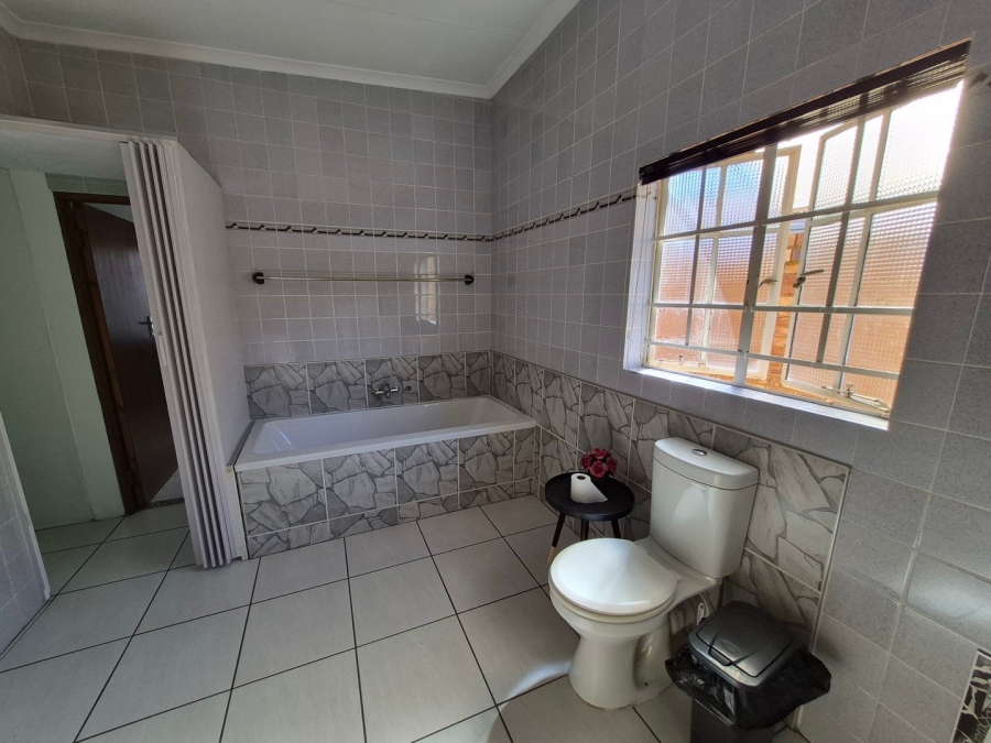 5 Bedroom Property for Sale in The Reeds Gauteng