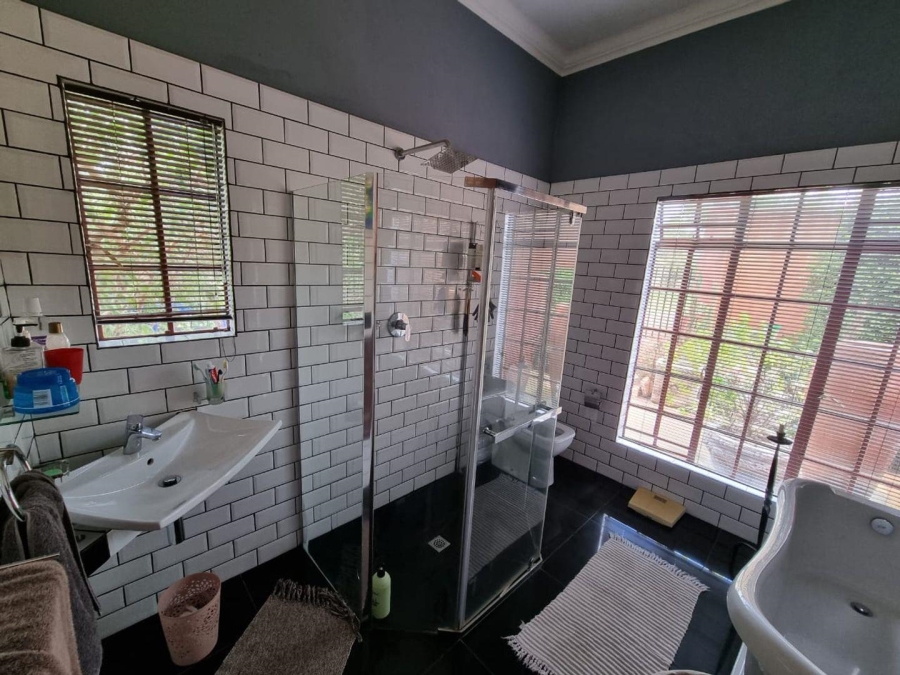 4 Bedroom Property for Sale in Vaaloewer Gauteng