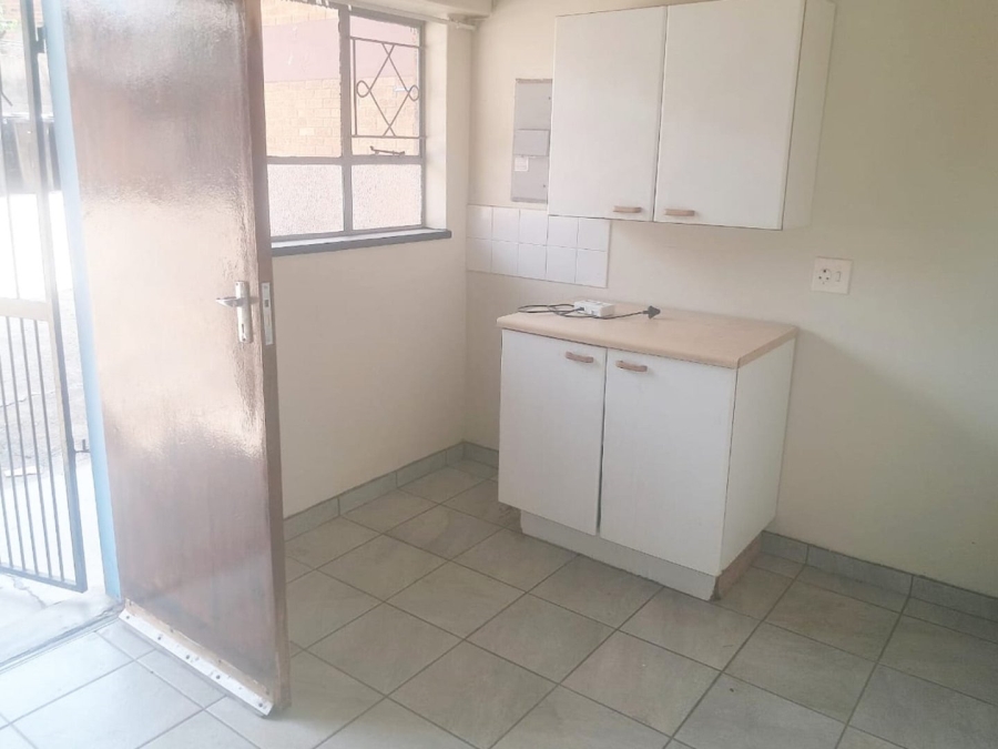 To Let 1 Bedroom Property for Rent in Dawnview Gauteng