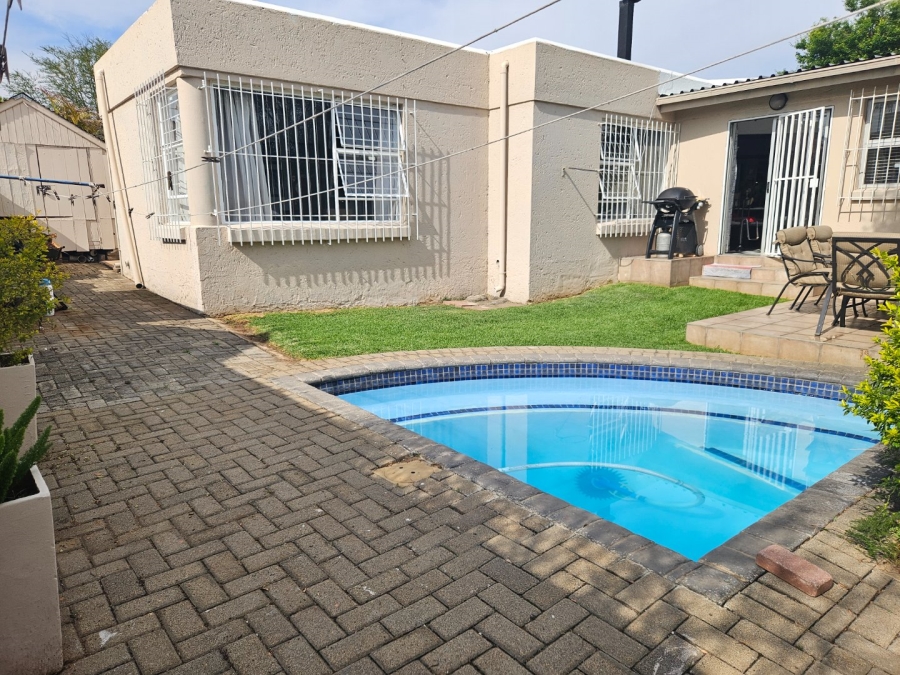 3 Bedroom Property for Sale in Bromhof Gauteng