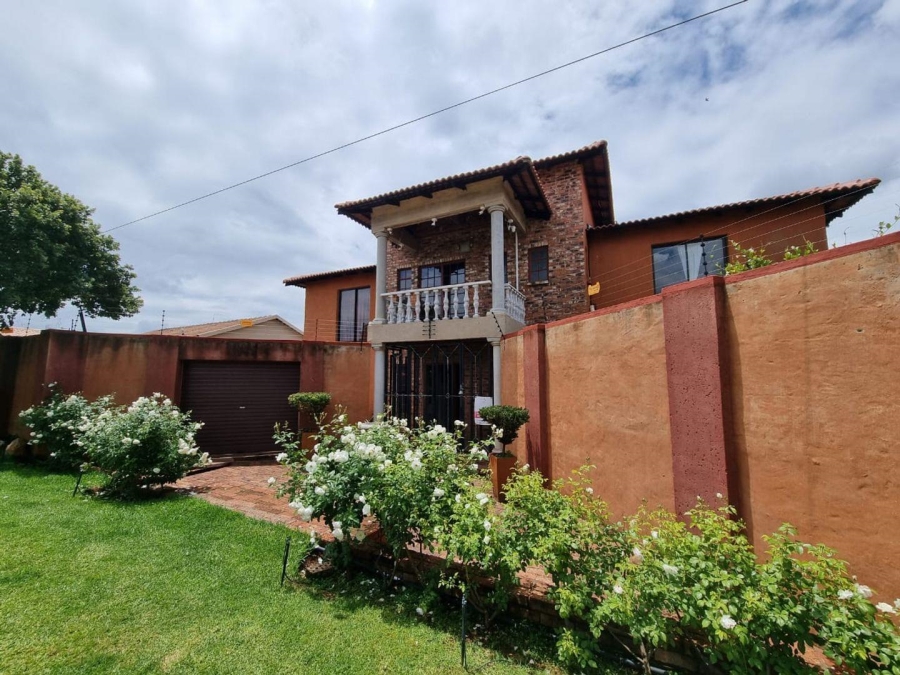 4 Bedroom Property for Sale in Vaaloewer Gauteng