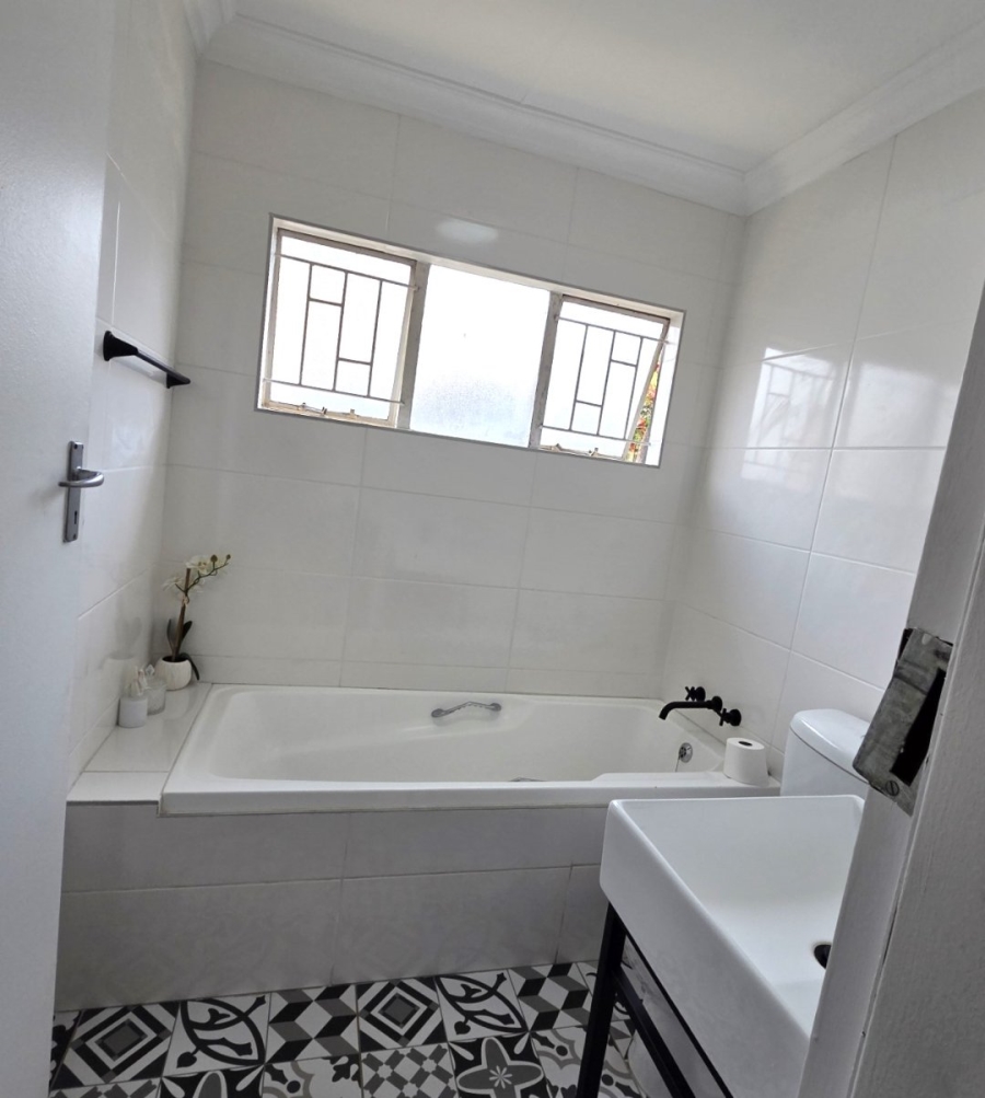 6 Bedroom Property for Sale in Noordwyk Gauteng