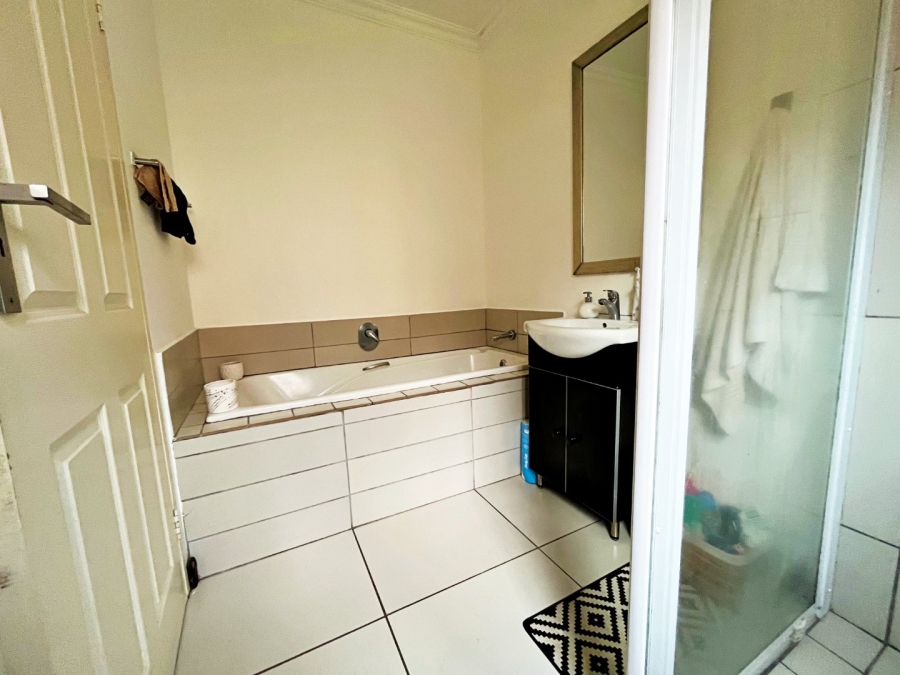 1 Bedroom Property for Sale in Scarlet Park Gauteng