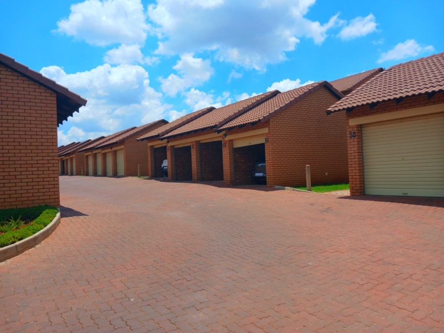 2 Bedroom Property for Sale in Noordwyk Gauteng